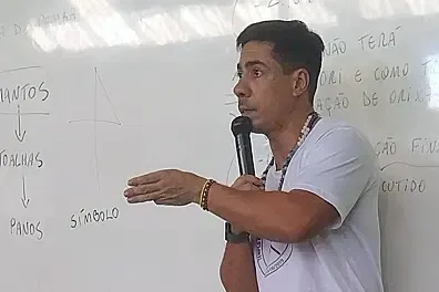 Bruno Amorim dando aula no templo, escrevendo no quadro
