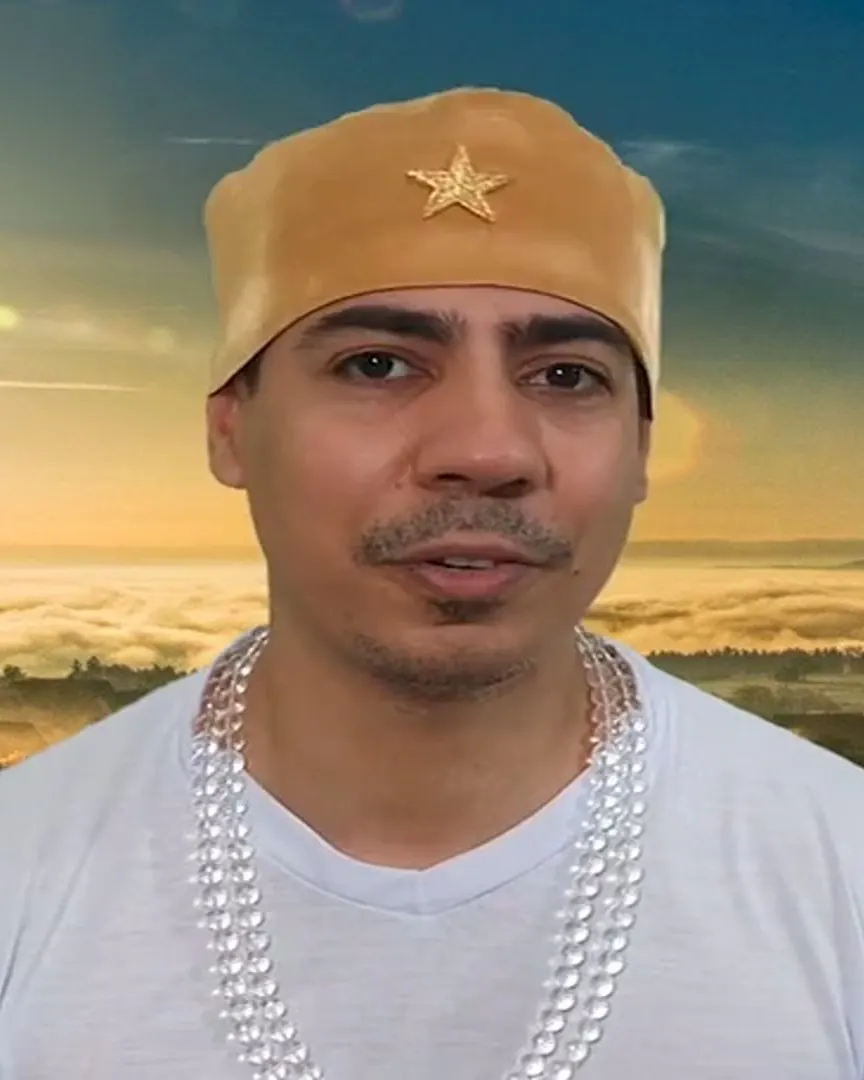Bruno Amorim na aula de apresentação do curso, de gorro dourado com estrela e guias de cristal