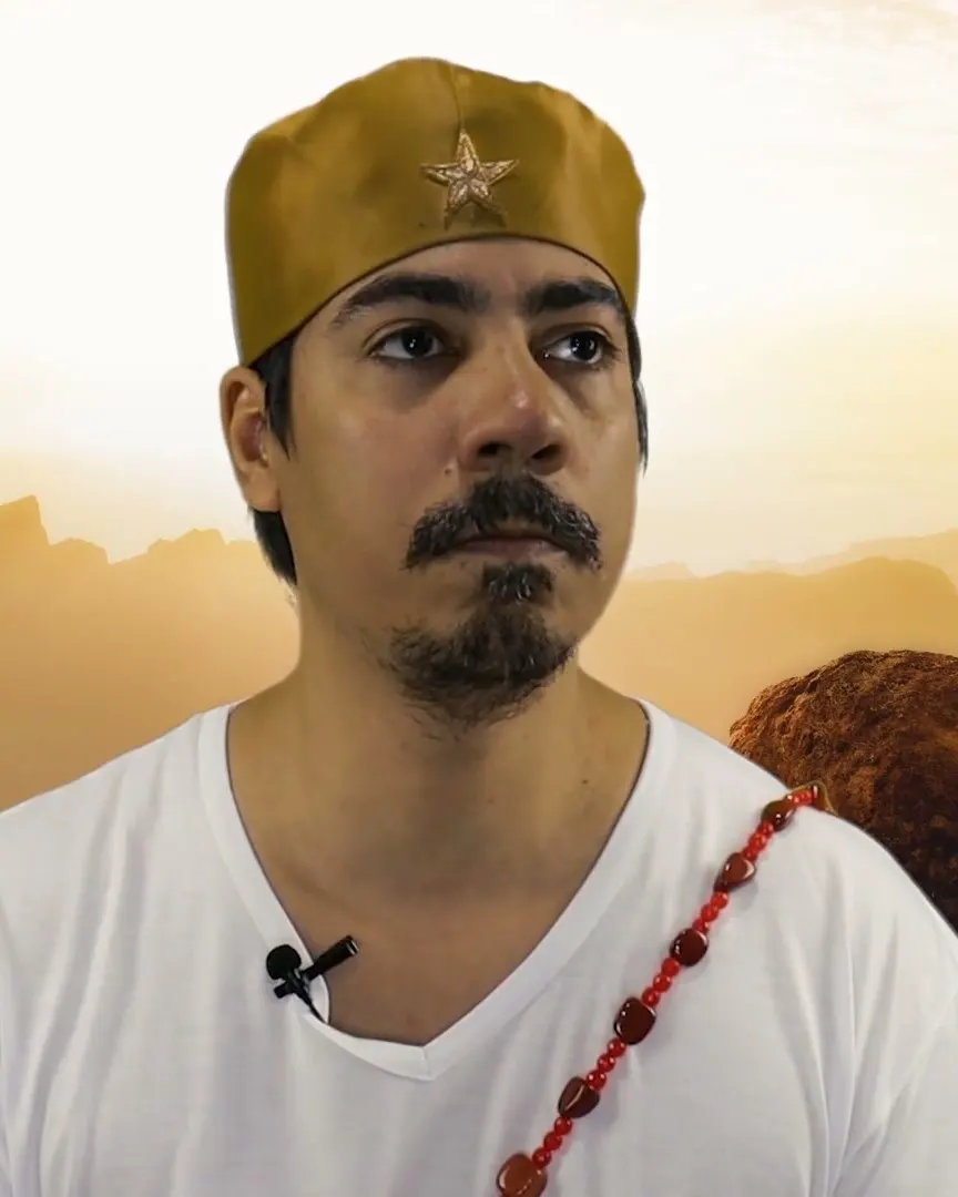 Bruno Amorim na aula de apresentação do curso, de gorro dourado e guia vermelha