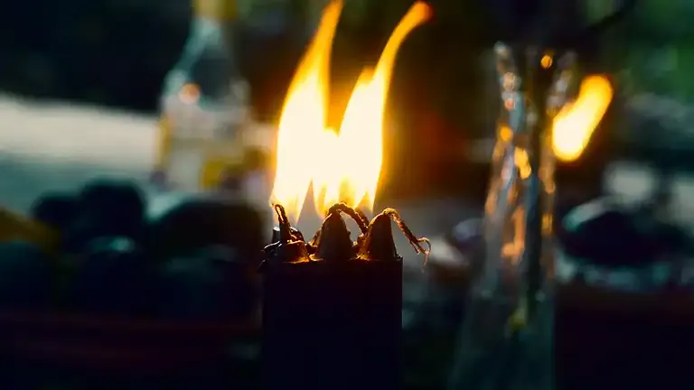 Velas acesas em oferenda a Exu