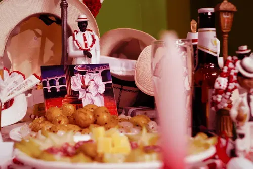 Mesa de oferenda aos Malandros, com chapéus brancos e petiscos