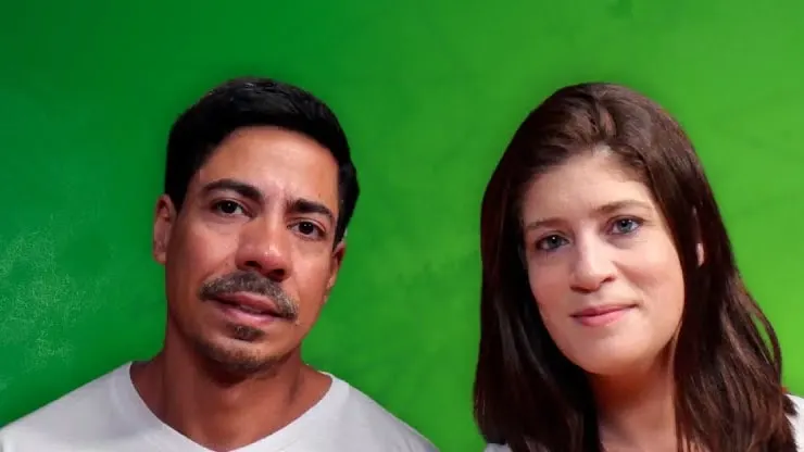 Bruno Amorim e Flávia Amorim, de camiseta branca, sobre fundo verde