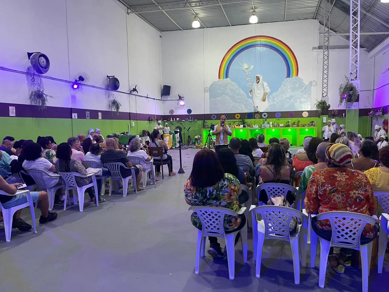 Palestra no salão do TEUSP, com a plateia sentada diante do congá