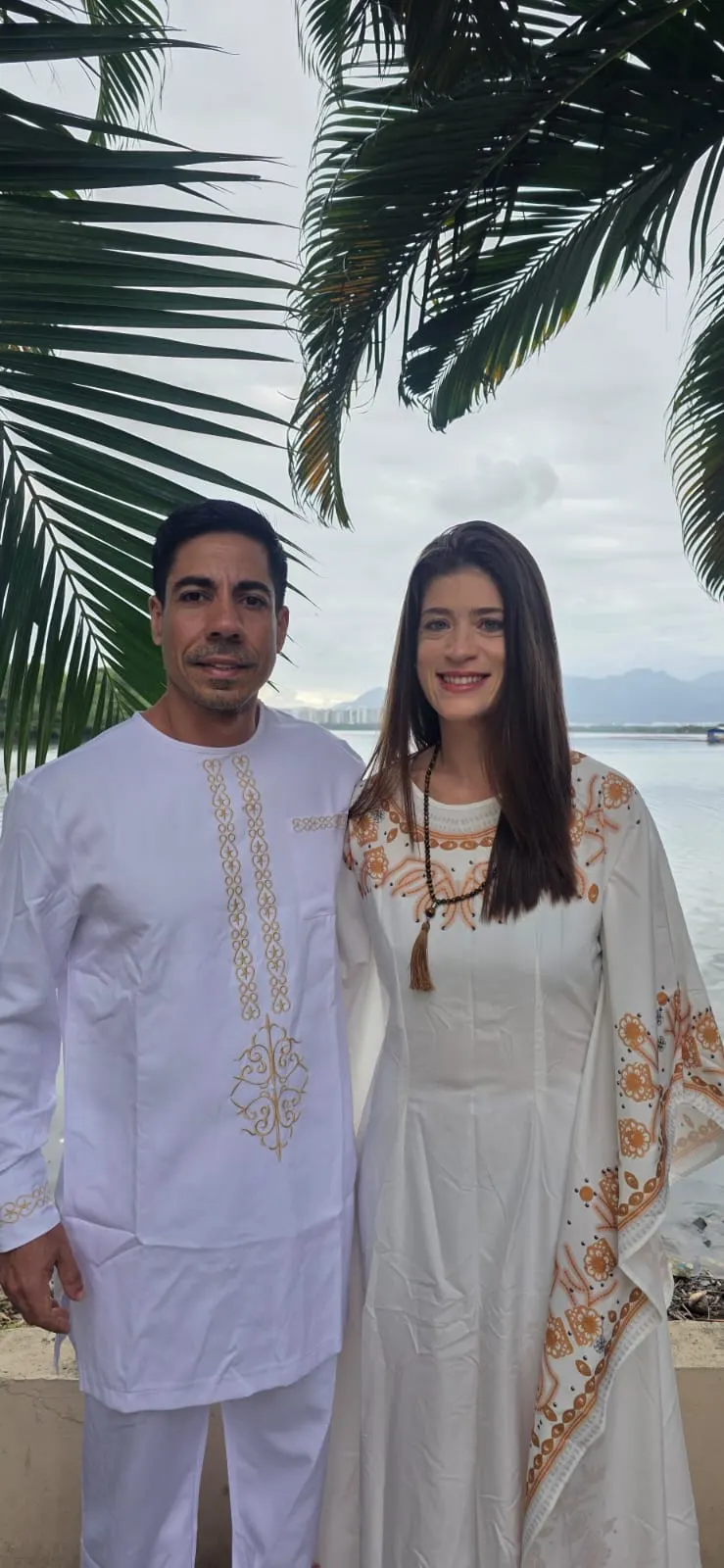 Bruno Amorim e Flávia Amorim, sacerdotes do TEUSP, lado a lado, vestidos de branco