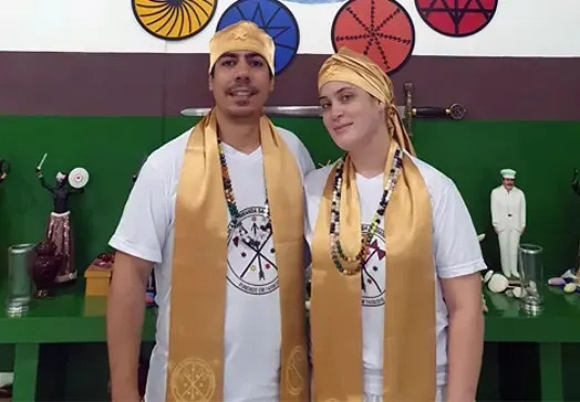 Bruno e Flávia Amorim em frente ao congá do templo