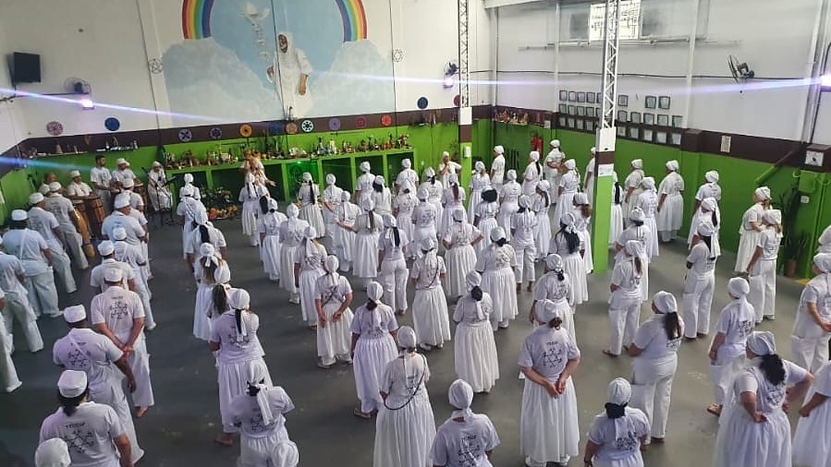 Turma de Desenvolvimento Mediúnico do TEUSP reunida em formação, médiuns de branco, vista de cima